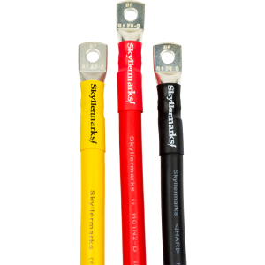Skyllermarks kundanpassade pressade kablar i premiumutförande. Tre kablar i röd, gul och svart färg med pressade kabelskor för en säker, hållbar och professionell elanslutning.